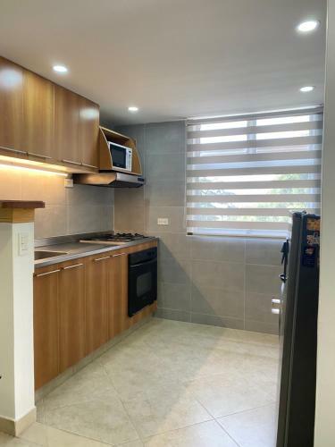 Apartamento Loma Del Indio. Cerca Al Poblado.