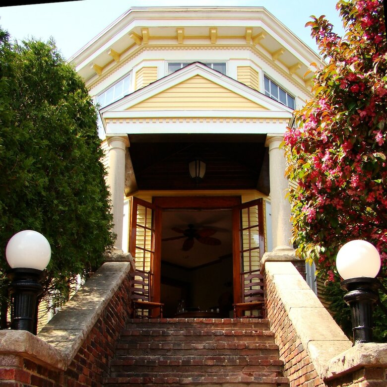 Bed & Breakfast Showers Inn