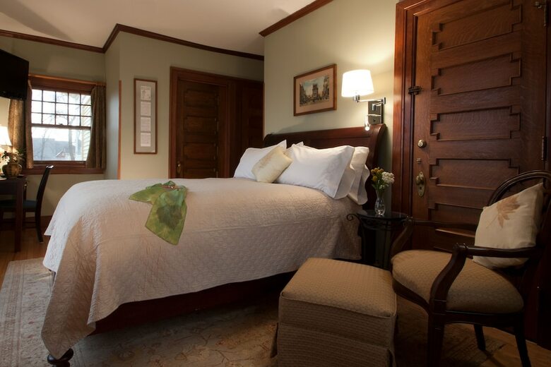 Bed & Breakfast Showers Inn