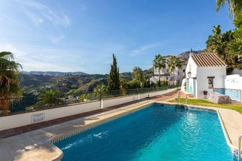 Lovely 2 Bedroomed Apartment With Pool