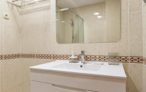 Nice Apartment In Fuengirola With Wifi And 3 Bedrooms
