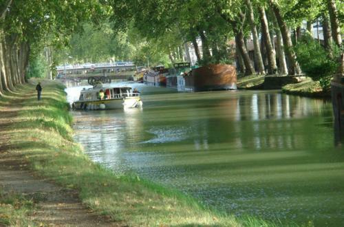 G�te Du Ch�teau De Chevannes