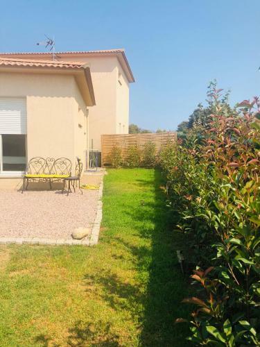 Mini-villa Mitoyenne De Type F2 Proche Golfe De Lava