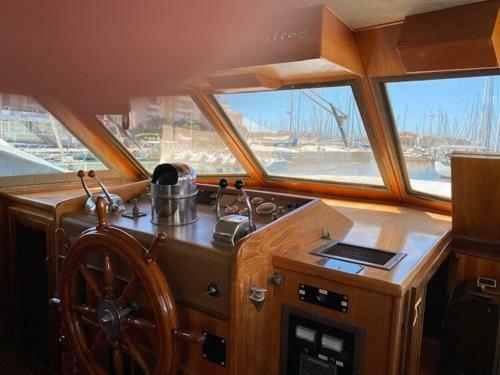 Yacht � Quai Natacha
