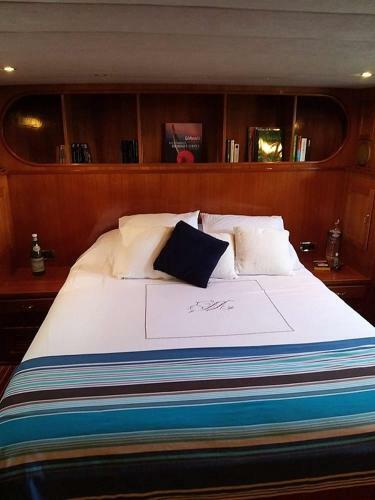 Yacht � Quai Natacha