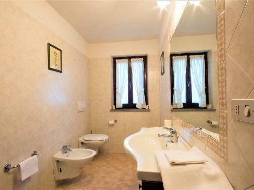 Rustic Apartment In Castelfiorentino With Swimming Pool