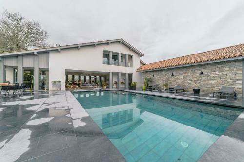 Superbe Villa D'architecte Avec Piscine � Arbonne