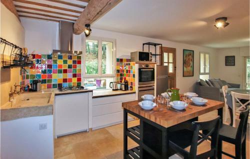 Amazing Home In Apt With 2 Bedrooms
