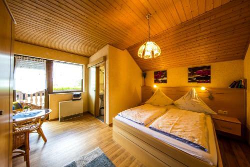 Hostal Ferienhaus "anne" Und Weingut Willi Fett