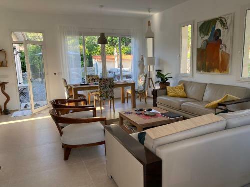 Walk To Town - Spacious Villa W/ Pool