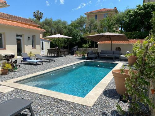 Walk To Town - Spacious Villa W/ Pool