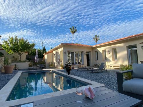 Walk To Town - Spacious Villa W/ Pool
