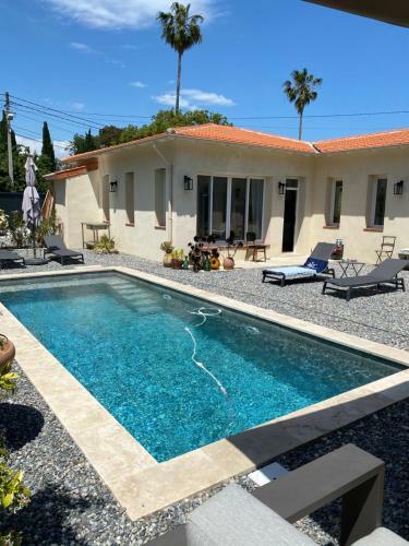 Walk To Town - Spacious Villa W/ Pool