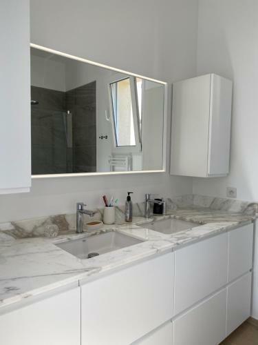 Walk To Town - Spacious Villa W/ Pool