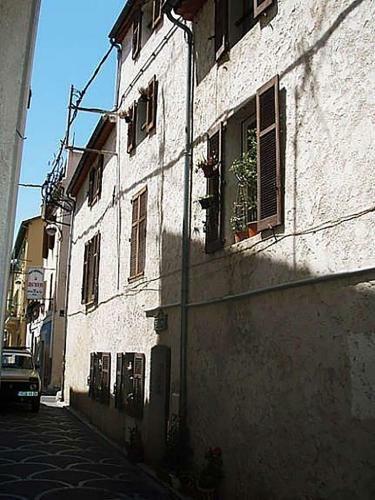 Romantic Apartment In Old Antibes With Roof Terrace