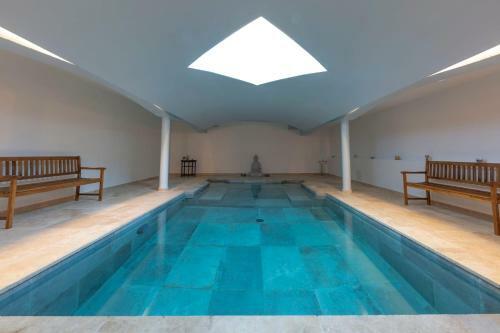 Luxurious Sea View Villa Outside Infinity Pool - Heated Indoor Pool