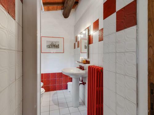 Magnificent Holiday Home In Poppi With Swimming Pool