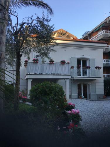 Hostal Guesthouse Villa Jung