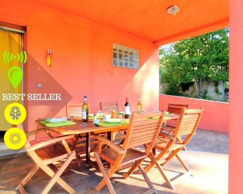 Rare - Escale Bicolore - Bas de Villa Priv� Proche de Cassis Avec Piscine Chauff�e