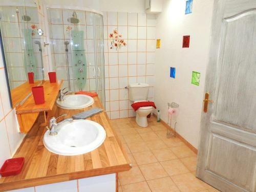 Rare - Escale Bicolore - Bas de Villa Priv� Proche de Cassis Avec Piscine Chauff�e