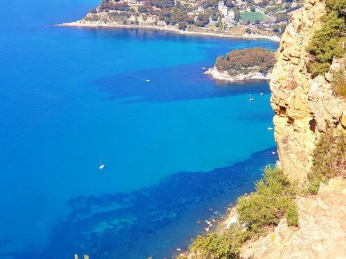 Rare - Escale Bicolore - Bas de Villa Priv� Proche de Cassis Avec Piscine Chauff�e