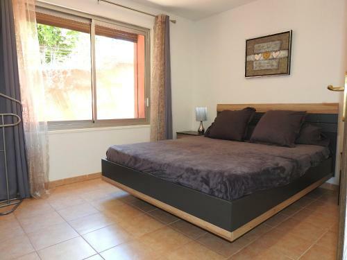 Rare - Escale Bicolore - Bas de Villa Priv� Proche de Cassis Avec Piscine Chauff�e