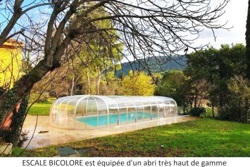 Rare - Escale Bicolore - Bas de Villa Priv� Proche de Cassis Avec Piscine Chauff�e