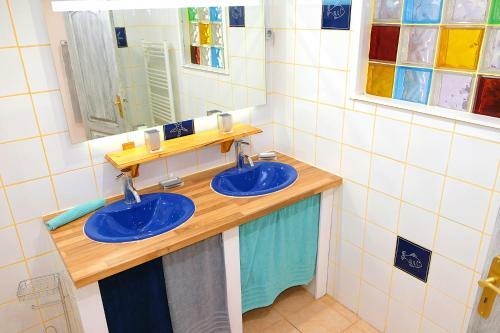 Rare - Escale Bicolore - Bas de Villa Priv� Proche de Cassis Avec Piscine Chauff�e