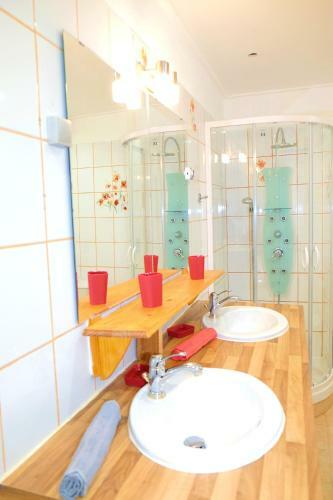 Rare - Escale Bicolore - Bas de Villa Priv� Proche de Cassis Avec Piscine Chauff�e
