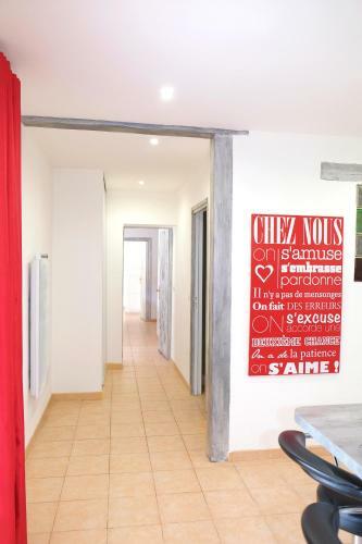 Rare - Escale Bicolore - Bas de Villa Priv� Proche de Cassis Avec Piscine Chauff�e