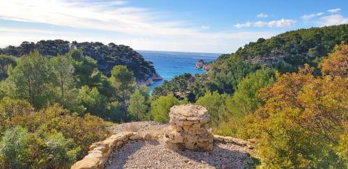 Rare - Escale Bicolore - Bas de Villa Priv� Proche de Cassis Avec Piscine Chauff�e