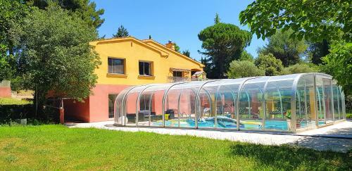 Rare - Escale Bicolore - Bas de Villa Priv� Proche de Cassis Avec Piscine Chauff�e