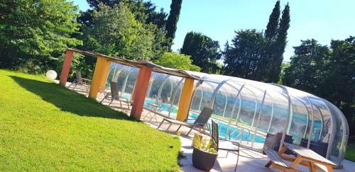 Rare - Escale Bicolore - Bas de Villa Priv� Proche de Cassis Avec Piscine Chauff�e