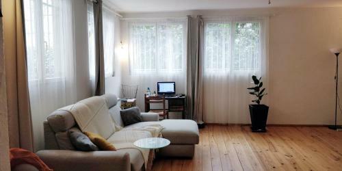 Nice And Bright Apartment With Garden In Avignon