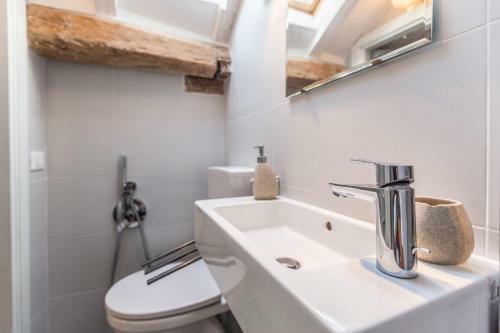 Pretty Oberdan - The Place Apartments