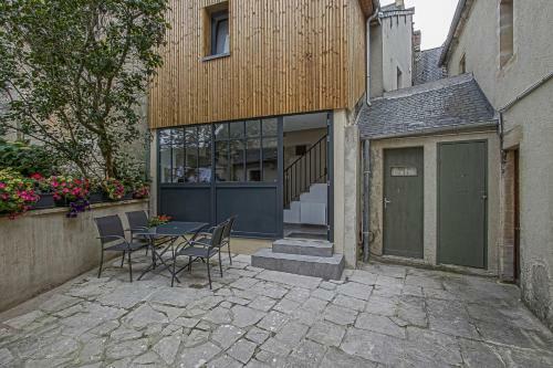La Cour Des Teinturiers