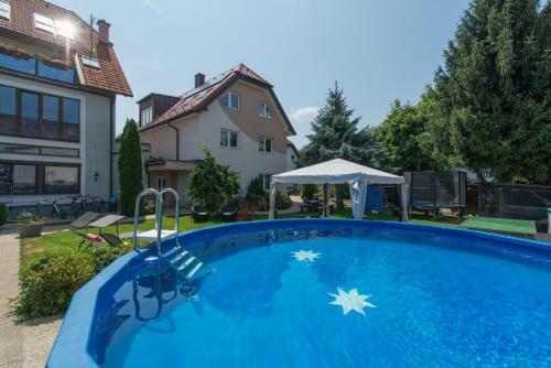 Hostal Themenpension Haus Sanz