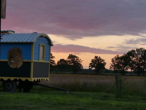 La Roulotte Circus Des Grillots