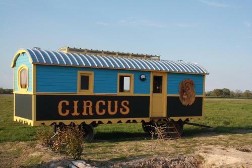 La Roulotte Circus Des Grillots