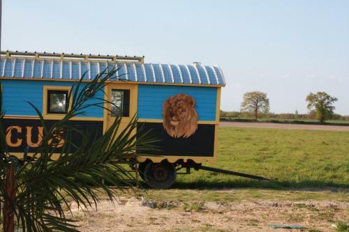 La Roulotte Circus Des Grillots