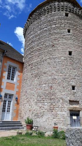 G�te Au Ch�teau De Sallebrune