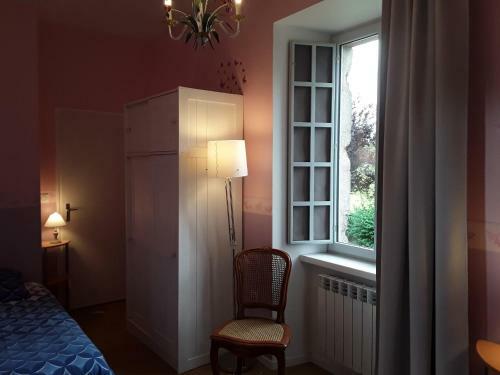 G�te Au Ch�teau De Sallebrune