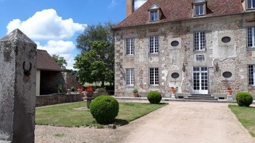 G�te Au Ch�teau De Sallebrune