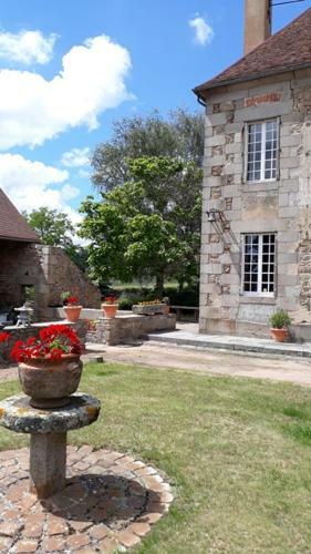 G�te Au Ch�teau De Sallebrune