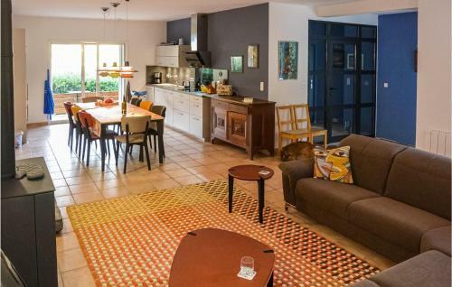 Awesome Home In Berlou With 2 Bedrooms