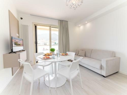 Apartamento Michelangelo With Swimming Pool And Terrace In Borghetto