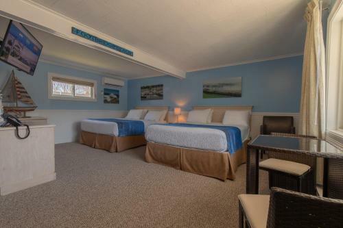 Footbridge Beach Motel
