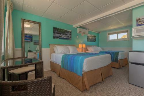 Footbridge Beach Motel