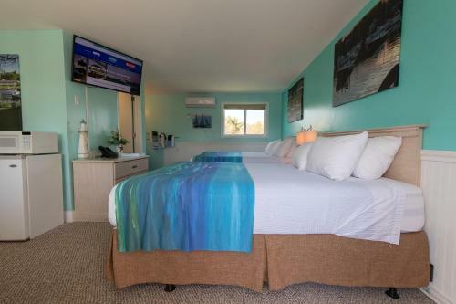 Footbridge Beach Motel