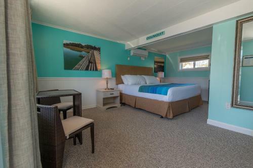 Footbridge Beach Motel